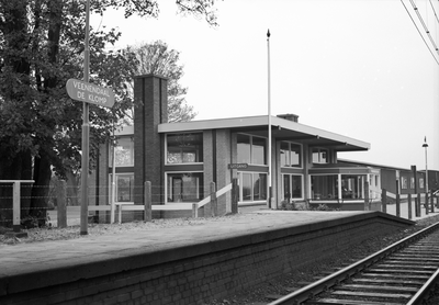 849759 Gezicht op de perronzijde van het N.S.-station Veenendaal-de Klomp te De Klomp.